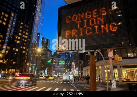 Die Fahrzeuge werden am Columbus Circle unter E-ZPass-Lesegeräten und Nummernschildlesern durchlaufen, da die Preise für Überlastungen am 5. Januar 2024 in New Yor in Kraft treten Stockfoto