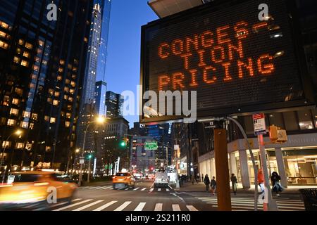 Die Fahrzeuge werden am Columbus Circle unter E-ZPass-Lesegeräten und Nummernschildlesern durchlaufen, da die Preise für Überlastungen am 5. Januar 2024 in New Yor in Kraft treten Stockfoto