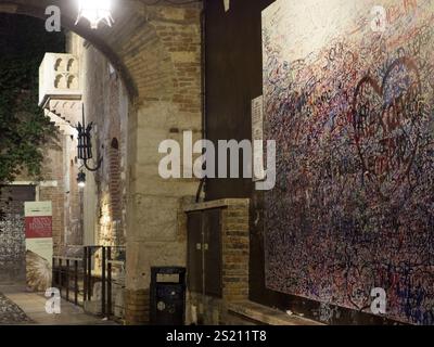 Die Stadt Verona in Italien bei Nacht. Balkon von Romeo und Julia Austria Stockfoto