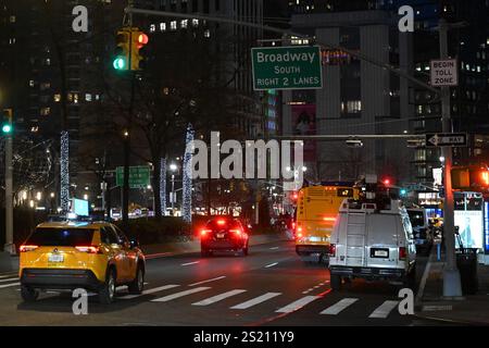 Die Fahrzeuge werden am Columbus Circle unter E-ZPass-Lesegeräten und Nummernschildlesern durchlaufen, da die Preise für Überlastungen am 5. Januar 2024 in New Yor in Kraft treten Stockfoto