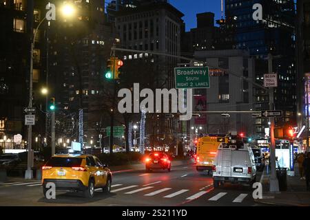 Die Fahrzeuge werden am Columbus Circle unter E-ZPass-Lesegeräten und Nummernschildlesern durchlaufen, da die Preise für Überlastungen am 5. Januar 2024 in New Yor in Kraft treten Stockfoto