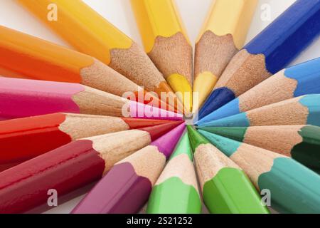 Viele Buntstifte auf weißem Hintergrund, viele Buntstifte auf weißem Hintergrund Österreich Stockfoto