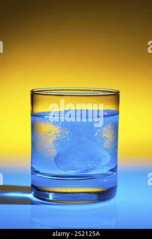 Eine Brausetablette löst sich in einem Glas Wasser Österreich auf Stockfoto