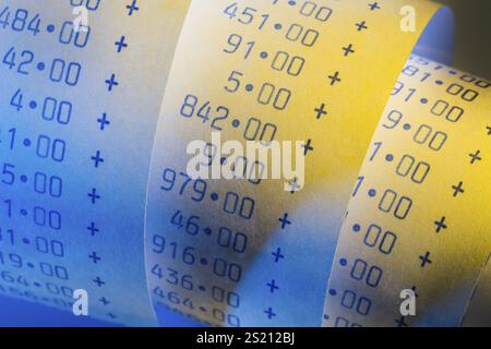 Der Berechnungsstreifen eines Taschenrechners auf weißem Hintergrund. Symbolfoto für Controlling, Buchhaltung, Steuern und Finanzen Stockfoto