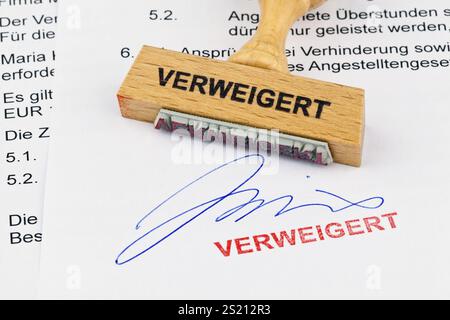 Ein Holzstempel liegt auf einem Dokument. Inschrift Verwehrt Österreich Stockfoto