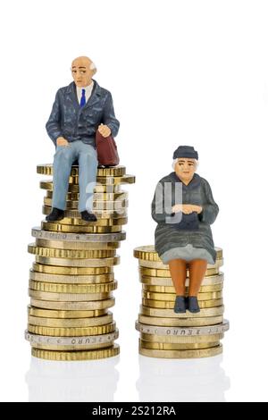 Rentner und Rentner sitzen auf einem Haufen Geld, symbolisches Foto für Altersvorsorge und Ungleichheit Österreich Stockfoto