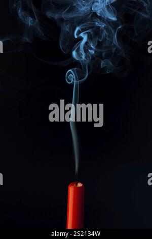 Die Flamme einer Kerze wurde ausgeblasen. Symbolisiert Tod, Sterben und das vergangene Österreich Stockfoto