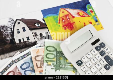 Energieeinsparung durch Wärmedämmung. Haus mit Wärmebildkamera fotografiert. Österreich Stockfoto