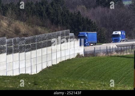Eine Lärmschutzwand an der Autobahn A1 in Österreich schützt die Anwohner vor dem Lärm von PKW und LKW Österreich Stockfoto