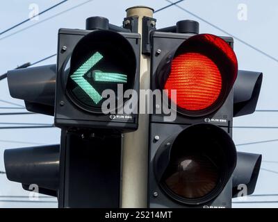 Eine Verkehrsrampe mit roter Ampel. Grünes Licht für linke wendevorrichtungen. Österreich Stockfoto