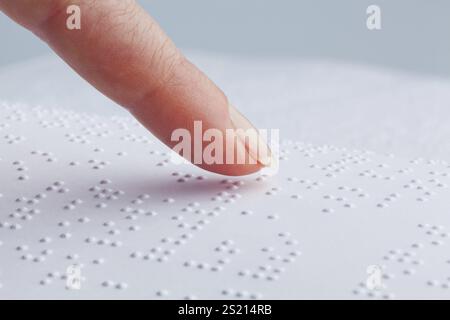 Finger und Braille. Blinde lesen ein Buch in Braille, Fingers und Braille. Blinde lesen ein Buch in Braille. Österreich Stockfoto