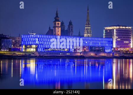 Österreich, Oberösterreich, Linz, Kunstmuseum Lentos. Nachtaufnahme. Der alte und neue Dom Österreich, Europa Stockfoto