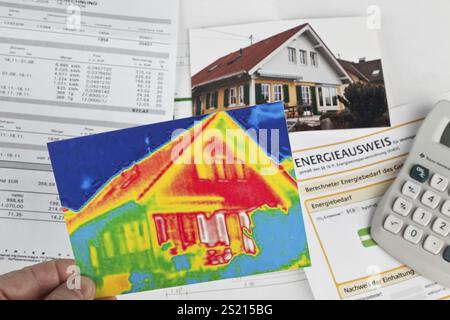 Energieeinsparung durch Wärmedämmung. Haus mit Wärmebildkamera fotografiert. Österreich Stockfoto