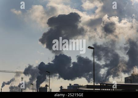 Schornstein einer Industrieanlage mit Rauch. Symbolisches Foto für Umweltschutz und Ozon. Österreich Stockfoto