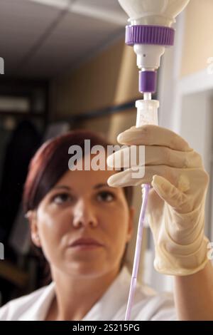 Eine Krankenschwester gibt einem Patienten eine Infusion Österreich Stockfoto