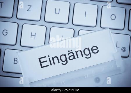 Ein Ordner für Akten in einer Hängedatei vor einer Computertastatur zum Thema: Eingänge Österreich Stockfoto