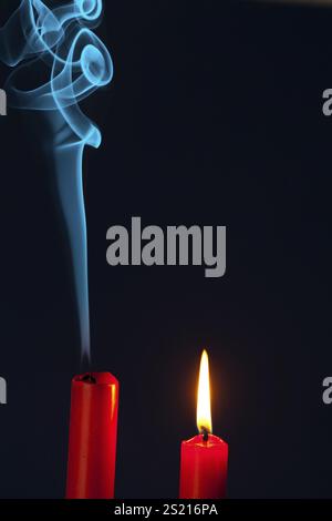 Die Flamme einer Kerze wurde ausgeblasen. Symbolisiert Tod, Sterben und das vergangene Österreich Stockfoto