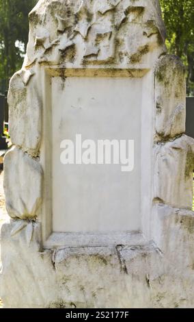 Der Grabstein eines Grabes auf einem Friedhof zum Gedenken an das verstorbene Österreich Stockfoto