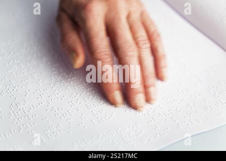 Finger und Braille. Blinde lesen ein Buch in Braille, Fingers und Braille. Blinde lesen ein Buch in Braille. Österreich Stockfoto