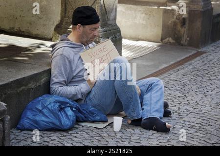 Ein Obdachloser sucht neue Arbeit. Arbeitsloser Bettler lebt auf der Straße Österreich Stockfoto