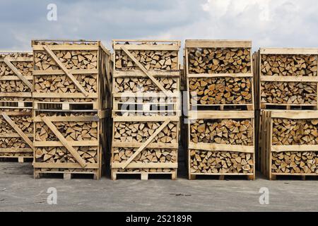 Ein großer Stapel Brennholz in einem Lagerplatz Österreich Stockfoto