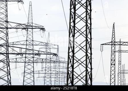 Viele Pylonen einer Stromleitung. Hochspannungsmasten vor dem offenen Himmel Österreich Stockfoto