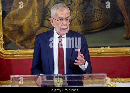 Wien, Österreich. Januar 2025. Der österreichische Präsident Alexander Van der Bellen hält am 5. Januar 2025 in Wien eine Rede. Van der Bellen sagte am Sonntag, er werde am Montag den Führer der Freiheitspartei Herbert Kickl treffen, um über die Bildung einer neuen Regierung zu diskutieren, während die konservative Volkspartei ihre Haltung weicher machte und erklärte, sie sei nun offen für Gespräche mit der rechtsextremen Partei. Quelle: Georges Schneider/Xinhua/Alamy Live News Stockfoto