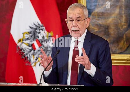 Wien, Österreich. Januar 2025. Der österreichische Präsident Alexander Van der Bellen hält am 5. Januar 2025 in Wien eine Rede. Van der Bellen sagte am Sonntag, er werde am Montag den Führer der Freiheitspartei Herbert Kickl treffen, um über die Bildung einer neuen Regierung zu diskutieren, während die konservative Volkspartei ihre Haltung weicher machte und erklärte, sie sei nun offen für Gespräche mit der rechtsextremen Partei. Quelle: Georges Schneider/Xinhua/Alamy Live News Stockfoto