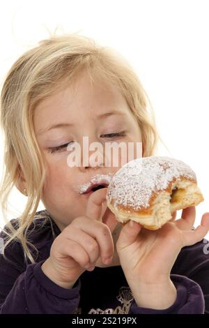Kind im Karneval mit Donuts. Karnevalskuppen. Vor weißem Hintergrund Österreich Stockfoto