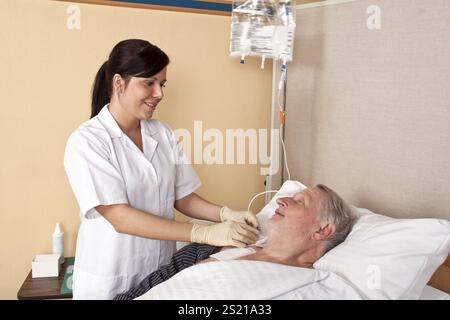 Eine Krankenschwester gibt einem Patienten eine Infusion Österreich Stockfoto