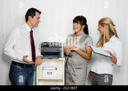 Gespräch zwischen mehreren Mitarbeitern in einem Büro Österreich Stockfoto