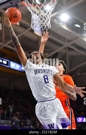 Seattle, Washington, USA. Januar 2025. Washington Huskies Guard Tyler Harris (8), der während des NCAA Basketballspiels zwischen den Illinois Fighting Illini und den Washington Huskies in Seattle, Washington, erzielte. Illinois besiegte Washington 81–77. Steve Faber/CSM/Alamy Live News Stockfoto