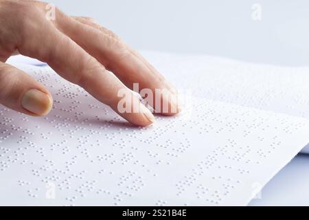 Finger und Braille. Blinde lesen ein Buch in Braille, Fingers und Braille. Blinde lesen ein Buch in Braille. Österreich Stockfoto