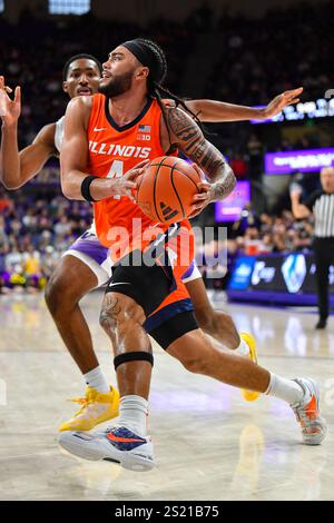 Seattle, Washington, USA. Januar 2025. Kylan Boswell (4), der während des NCAA-Basketballspiels zwischen den Illinois Fighting Illini und den Washington Huskies in Seattle, Washington, zum Korb fuhr. Illinois besiegte Washington 81–77. Steve Faber/CSM/Alamy Live News Stockfoto