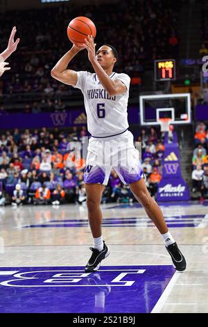 Seattle, Washington, USA. Januar 2025. Der Washington Huskies-Wärter Tyree Ihenacho (6) schießt den Ball während des NCAA Basketballspiels zwischen den Illinois Fighting Illini und den Washington Huskies in Seattle, Washington. Illinois besiegte Washington 81–77. Steve Faber/CSM/Alamy Live News Stockfoto