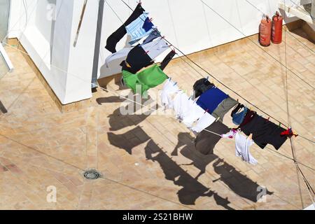 Wäsche hängt draußen zum Trocknen auf dem Dach eines Hauses in Andalusien, Spanien, Österreich Stockfoto