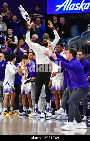 Seattle, Washington, USA. Januar 2025. Die Washington Bank bricht aus, als Washington im NCAA-Basketballspiel zwischen den Illinois Fighting Illini und den Washington Huskies in Seattle, Washington, auf 2 Punkte zurückzieht. Illinois besiegte Washington 81–77. Steve Faber/CSM/Alamy Live News Stockfoto
