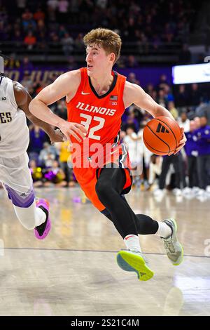 Seattle, Washington, USA. Januar 2025. Kasparas Jakucionis (32) fährt während des NCAA Basketballspiels zwischen den Illinois Fighting Illini und den Washington Huskies in Seattle, Washington, zum Korb. Illinois besiegte Washington 81–77. Steve Faber/CSM/Alamy Live News Stockfoto