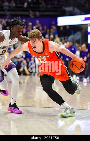 Seattle, Washington, USA. Januar 2025. Kasparas Jakucionis (32) fährt während des NCAA-Basketballspiels zwischen den Illinois Fighting Illini und den Washington Huskies in Seattle, Washington. Illinois besiegte Washington 81–77. Steve Faber/CSM/Alamy Live News Stockfoto