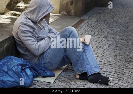 Ein Obdachloser sucht neue Arbeit. Arbeitsloser Bettler lebt auf der Straße Österreich Stockfoto