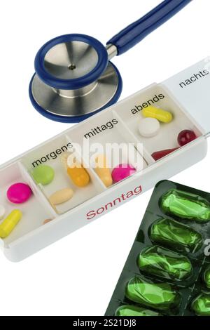 Tablettenspender und Stethoskop, symbolisches Foto für Therapie, Verordnung und Herzinfarkt Österreich Stockfoto