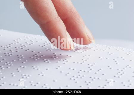 Finger und Braille. Blinde lesen ein Buch in Braille, Fingers und Braille. Blinde lesen ein Buch in Braille. Österreich Stockfoto