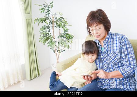 Kind spielt mit Großmutter Stockfoto