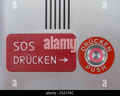Die SOS-Taste an einer Notrufsäule an einem österreichischen Bahnhof Stockfoto