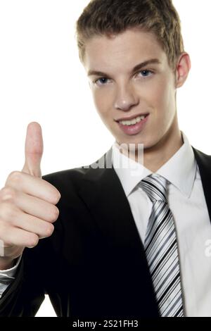 Ein erfolgreicher junger Mann gibt Österreich die Daumen hoch Stockfoto