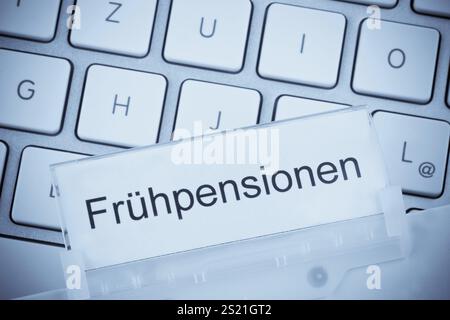Ein Ordner für Akten in einer Hängeakte vor einer Computertastatur zum Thema: Vorruhestand Österreich Stockfoto