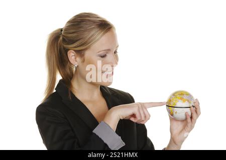 Eine junge Frau hält einen Globus in der Hand. Symbolisches Foto für Tourismus Reisen und Umweltschutz Österreich Stockfoto