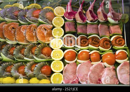 In einem Fischrestaurant liegen die Fische in einer Vitrine bereit für die Zubereitung. Österreich Stockfoto