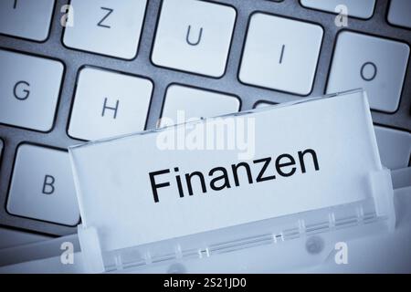 Der Ordner einer Hängeakte vor einer Computertastatur zum Thema Finanzen Österreich Stockfoto