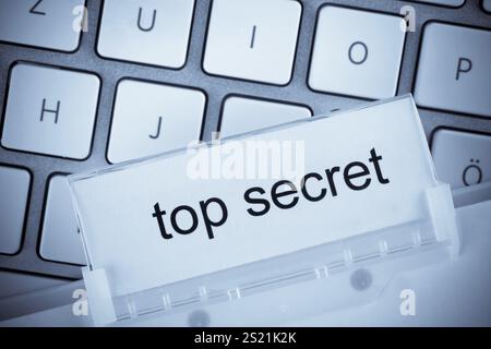 Der Ordner einer Hängemappe vor einer Computertastatur zum Thema streng geheim Österreich Stockfoto